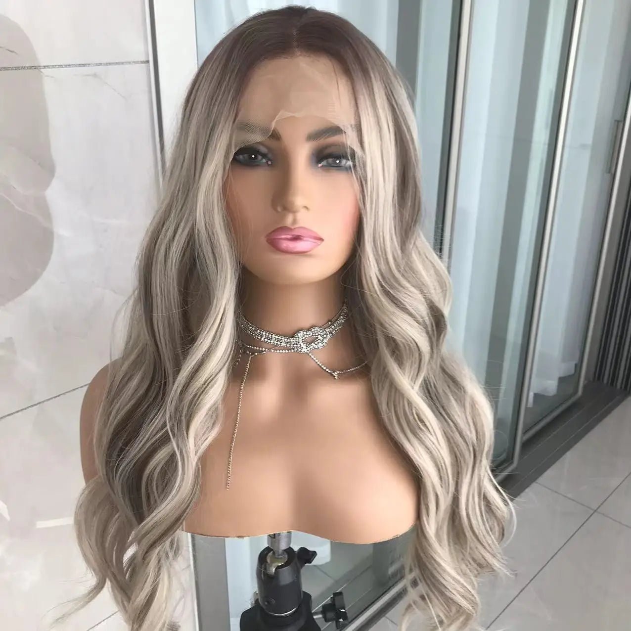 Perruque Lace Front Body Wave Synthétique – Blond Cendré avec Mèches - deslyshopping