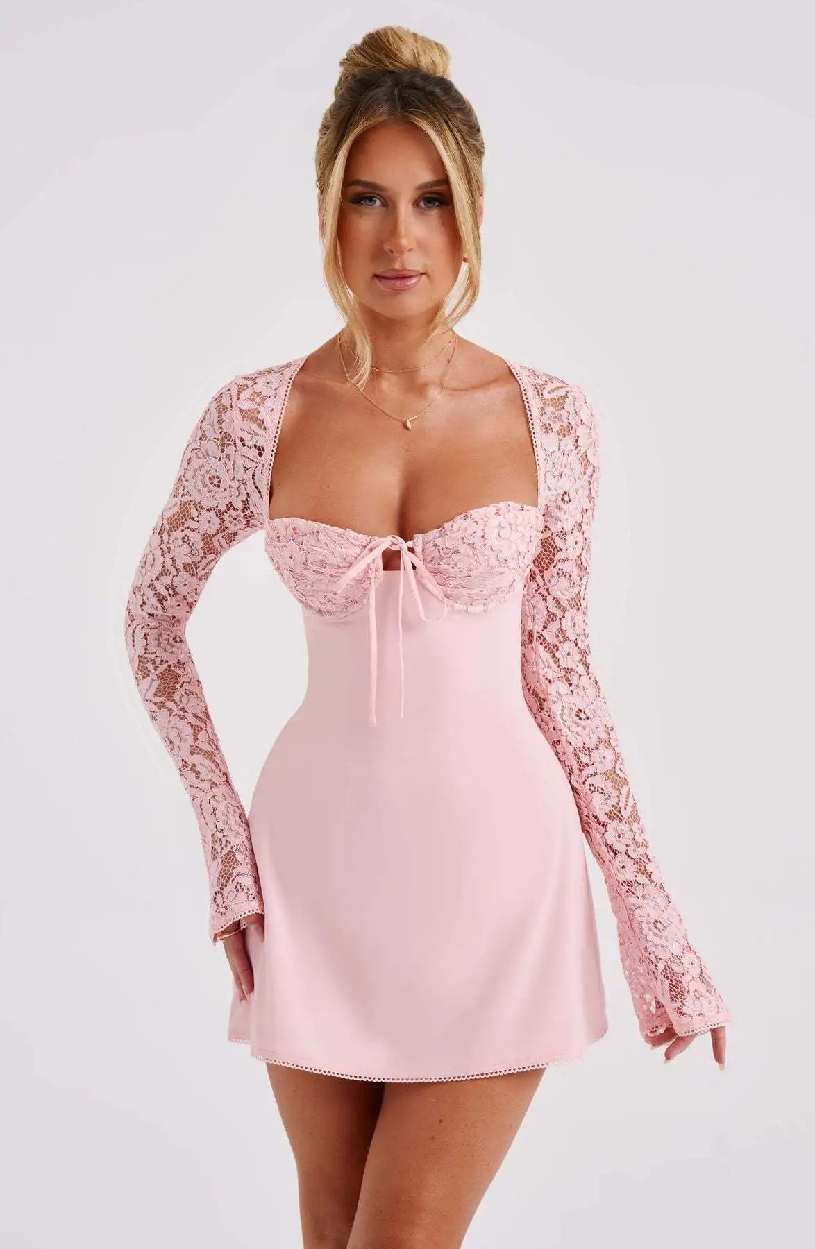 👗 Robe Courte Moulante en Dentelle - deslyshopping