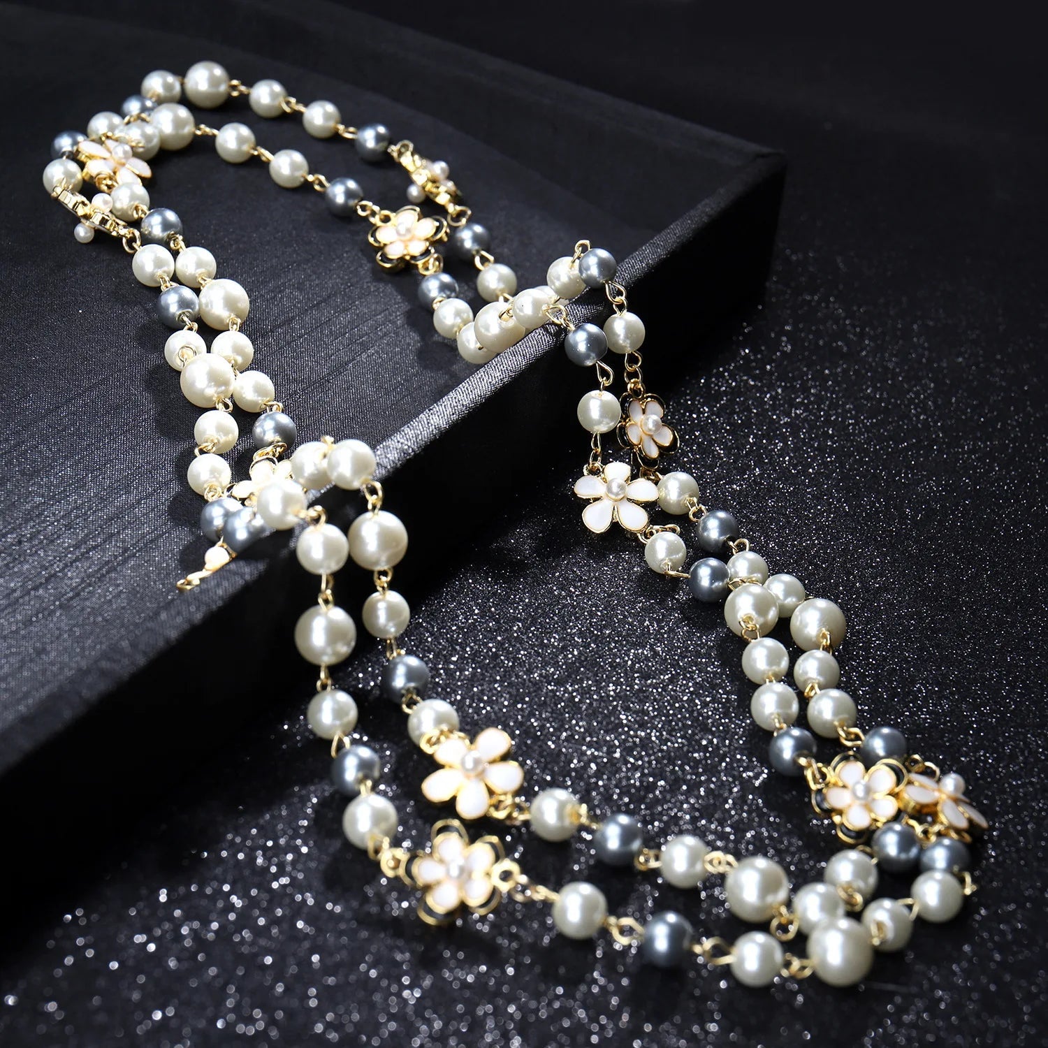 Collier long vintage en perles de camélia - deslyshopping