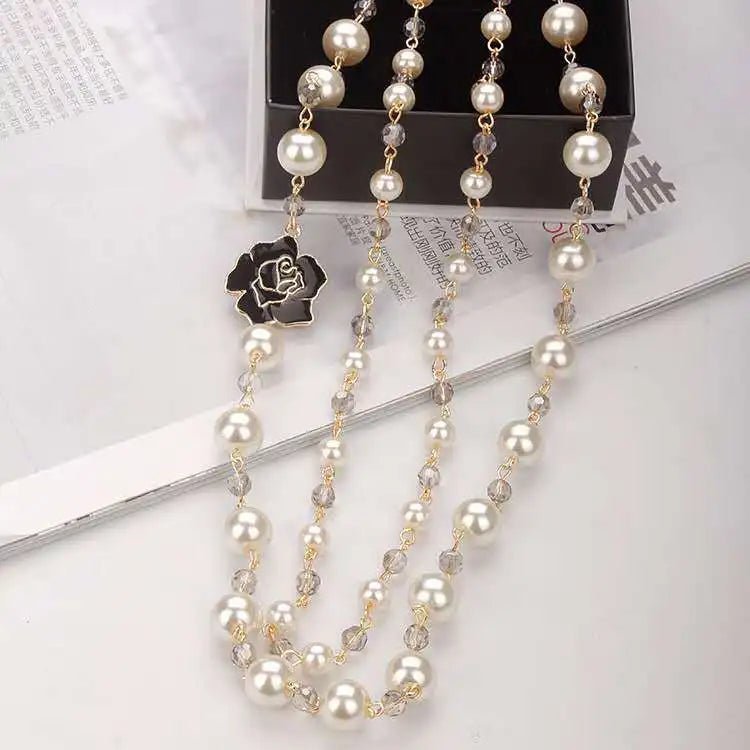 Collier long vintage en perles de camélia - deslyshopping